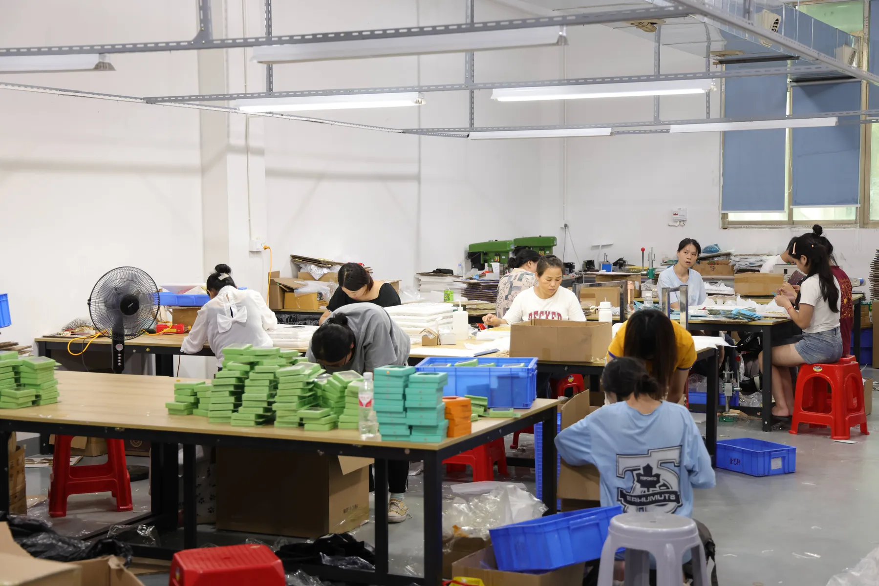 Montaje de pines met&aacute;licos personalizados en f&aacute;brica