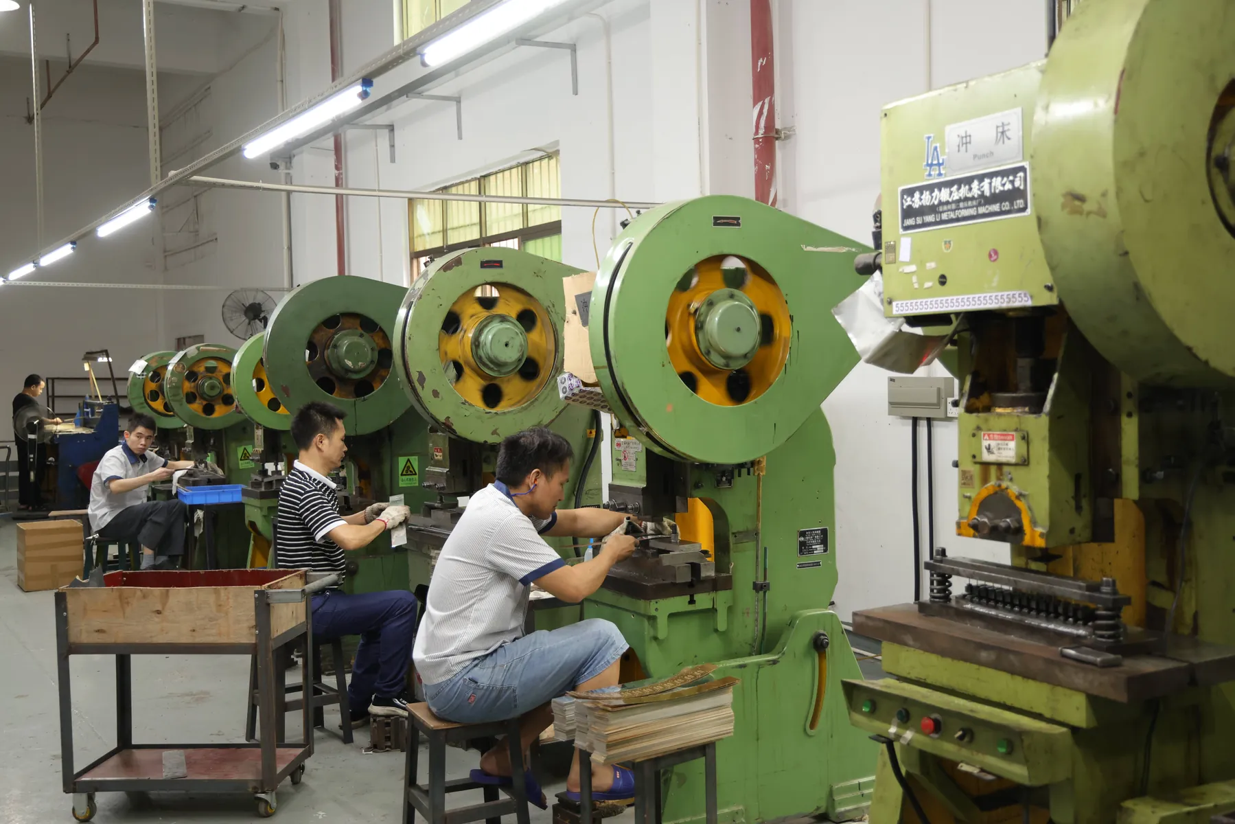 Prensa para fabricar pines met&aacute;licos personalizados